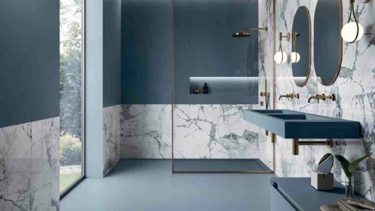 Salle de bain moderne avec carrelage effet marbre d'Éco Ceramik, combinant élégance et design contemporain.