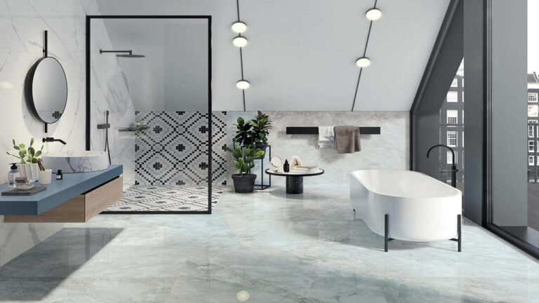 Salle de bain design avec carrelage effet marbre clair d'Éco Ceramik au sol et une douche avec carrelage à motif géométrique.