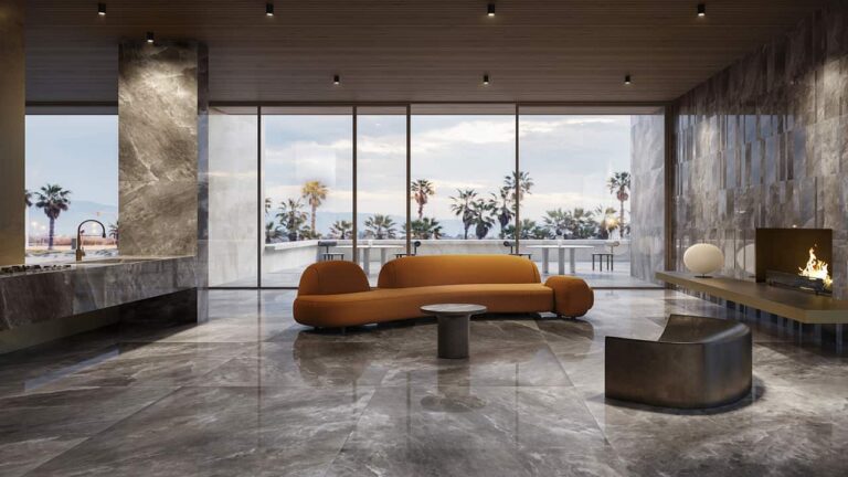 Salon moderne avec carrelage effet marbre d'Éco Ceramik, meubles design et vue sur une allée de palmiers.