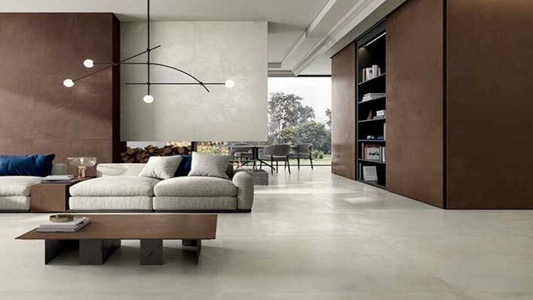 Salon contemporain élégant avec carrelage en céramique claire, canapé beige et accents de design moderne.