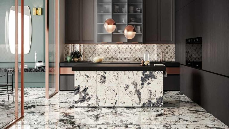 Intérieur de cuisine moderne avec carrelage effet marbre noir et blanc, plans de travail et crédence assortis, et accents de cuivre.
