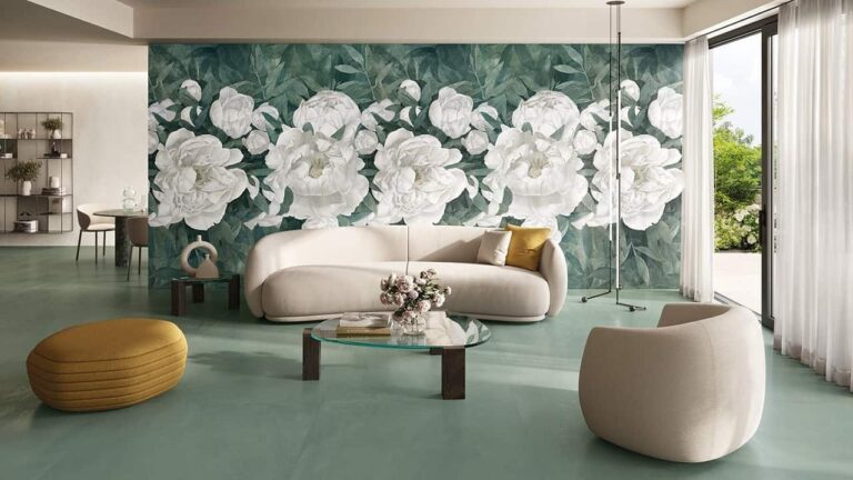 Salon contemporain avec un décor mural en grès cérame floral d'Éco Ceramik de grande dimension, apportant une touche artistique et naturelle.