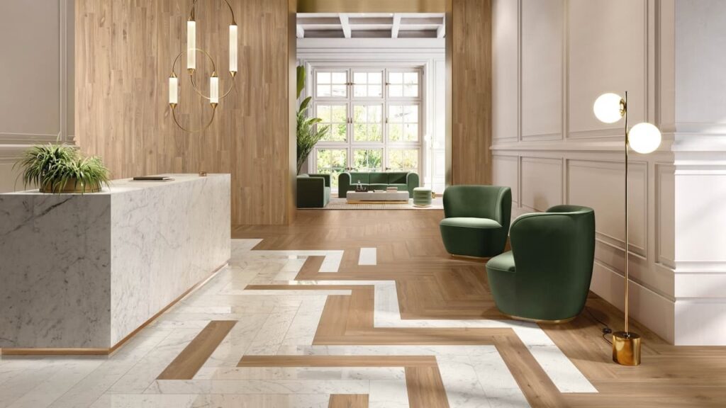 Hall d'entrée lumineux avec un sol mélangeant parquet chaleureux et incrustations de marbre d'Éco Ceramik, évoquant élégance et naturel.