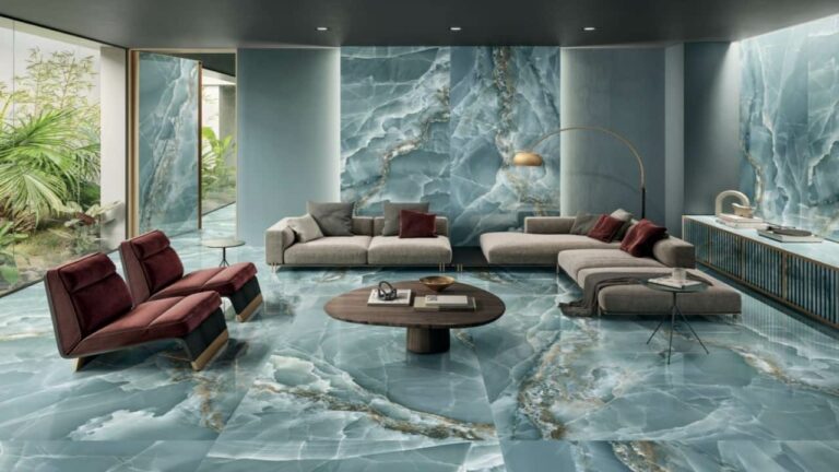 Salon luxueux avec carrelage effet onyx green d'Éco Ceramik, reflétant le raffinement et la profondeur de la pierre naturelle.