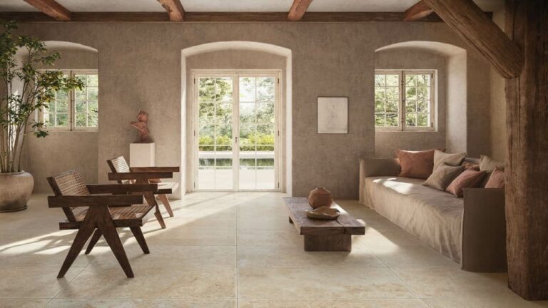 Intérieur rustique avec un sol en carrelage effet pierre clair d'Éco Ceramik, entouré de meubles en bois et de détails naturels.