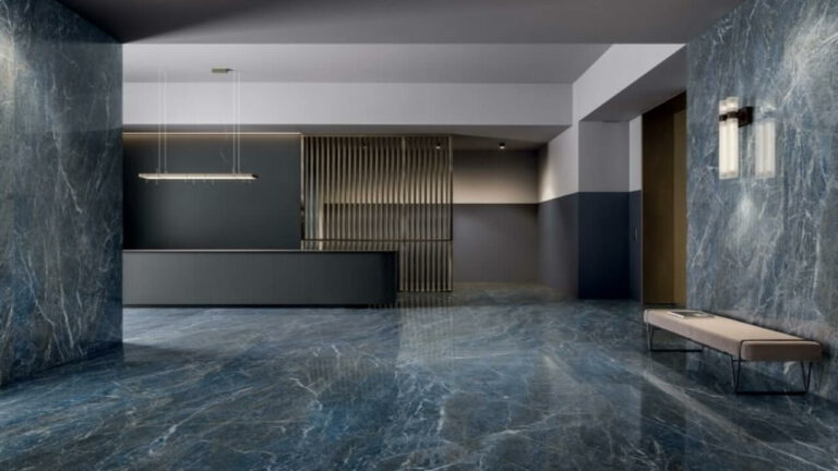Hall d'entrée élégant avec carrelage effet marbre bleu d'Éco Ceramik, offrant un luxe moderne et épuré.